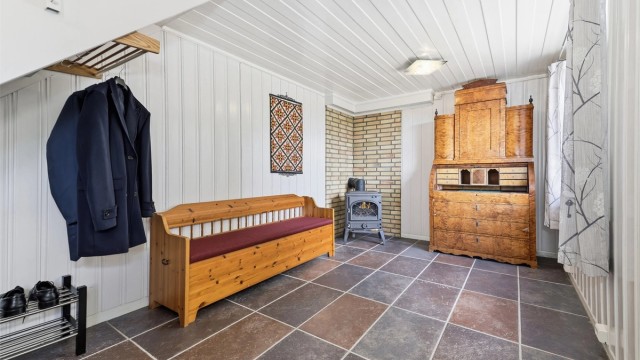 Boligen har en meget romslig hall med trivelig peisovn, kan sikkert deles av for etablering av kontor el.