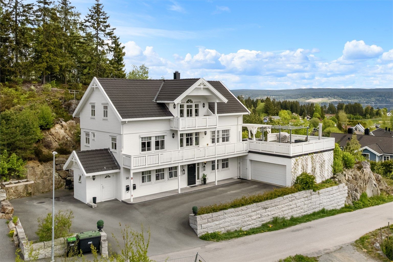 En romslig og familievennlig eiendom med fantastisk beliggenhet i et stille og barnevennlig område!