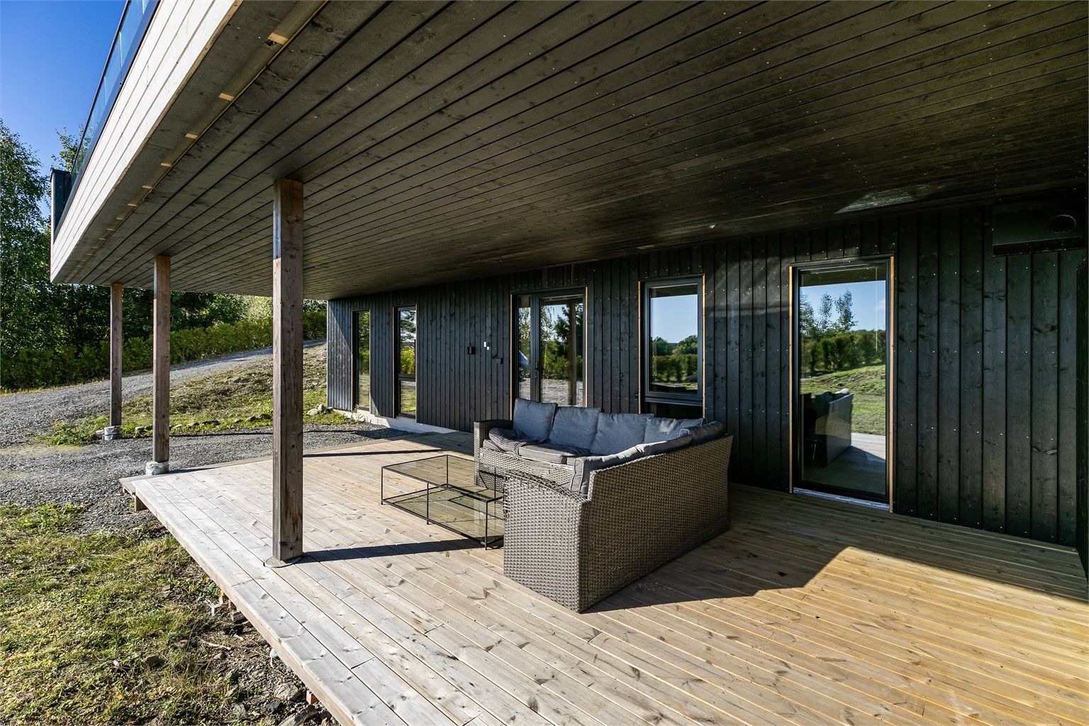 Under hoveddelens altan disponerer hybelen egen carport samt terrasse på nesten 30 kvm.