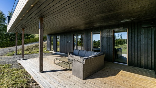 Under hoveddelens altan disponerer hybelen egen carport samt terrasse på nesten 30 kvm.