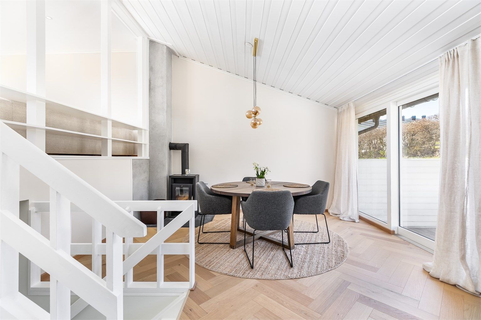 I spisestuen ble vindu skiftet ut og skyvedør installert i 2022. Gjennom skyvedøren kan måltidene enkelt tas med ut til terrassen.