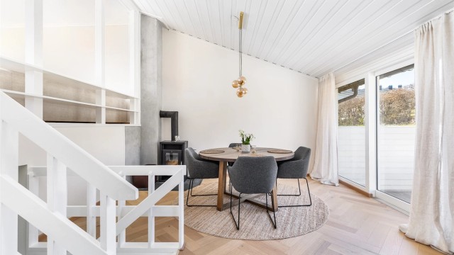 I spisestuen ble vindu skiftet ut og skyvedør installert i 2022. Gjennom skyvedøren kan måltidene enkelt tas med ut til terrassen.