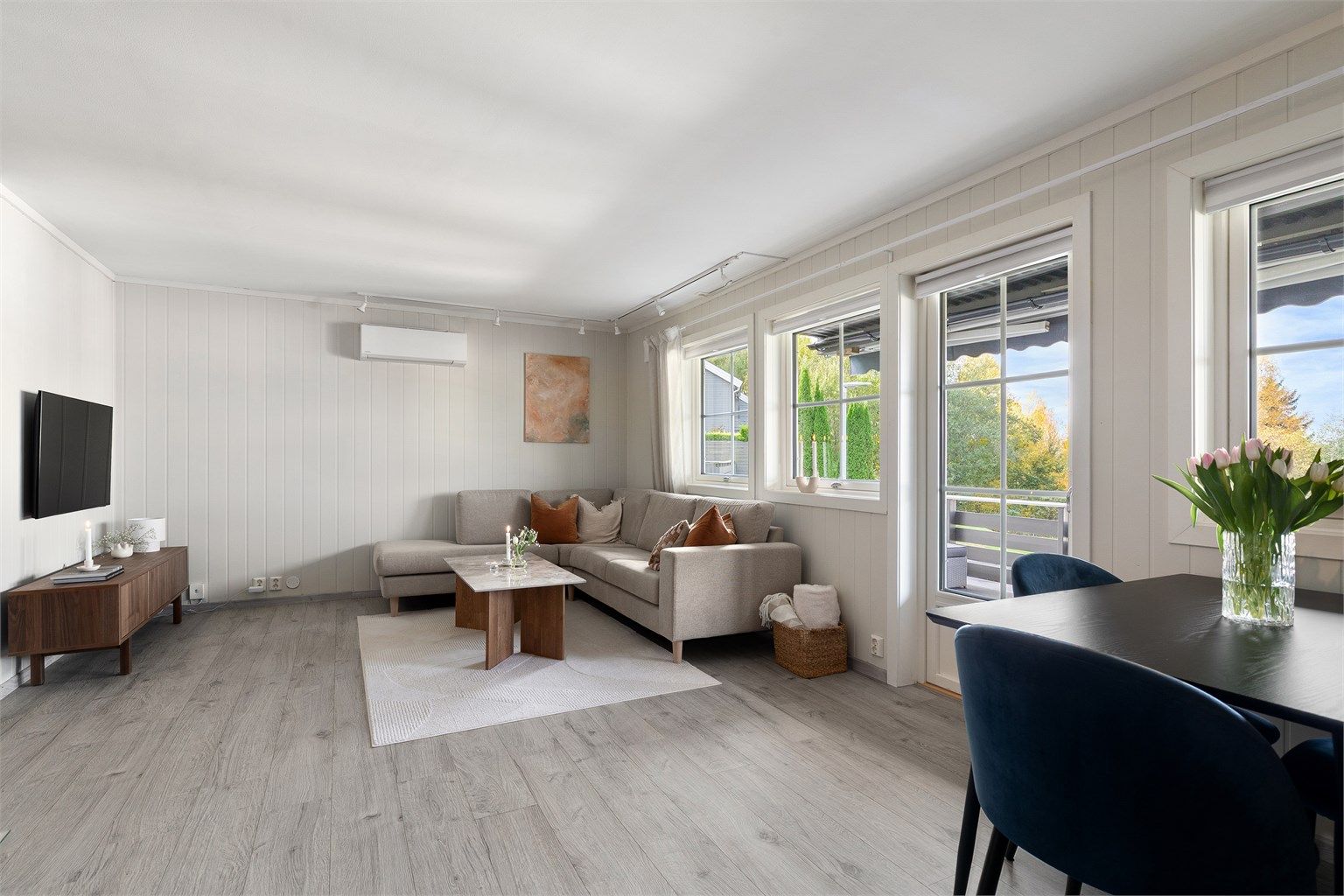 Romslig og åpen løsning mellom kjøkken og stue