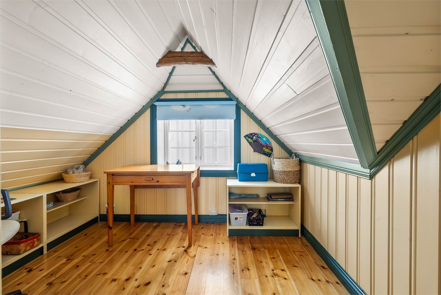 Loftsetasjen i 'Skålen' har et gulvareal på 41 m², hvorav store deler har lav takhøyde.