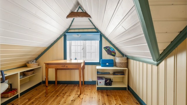 Loftsetasjen i 'Skålen' har et gulvareal på 41 m², hvorav store deler har lav takhøyde.