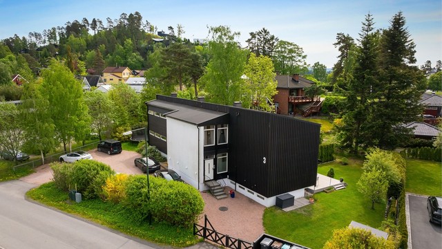 Bygget går over 2 plan med felles underetasje (bestående av boder og vaskerom). Sameiet består av 6 leiligheter. Biloppstillingsplasser på tomten for beboerne