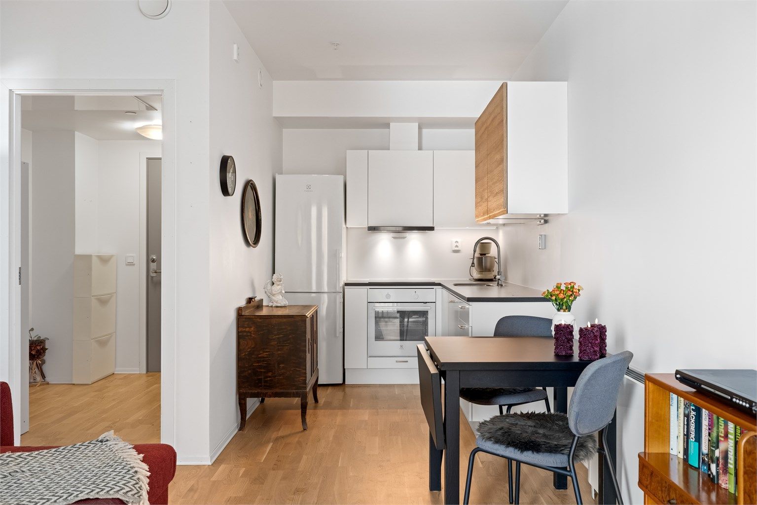 Kjøkkeninnredningen har hvite, glatte fronter og en slitesterk laminatbenkeplate.