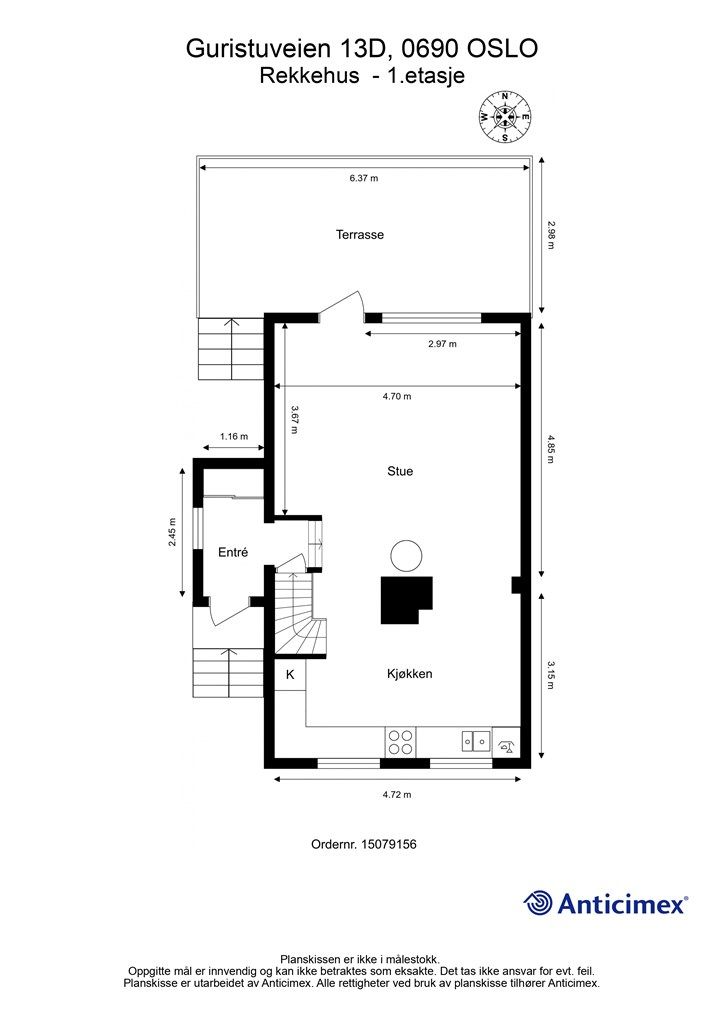 Første etasje har en familievennlig planløsning med entré og en delvis åpen stue- og kjøkkenløsning.
