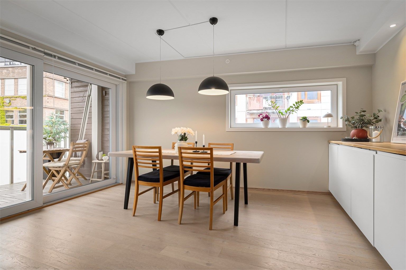 Her kan du dekke langbord! Benkenisje med heltre benkeplate ble satt opp ved spiseplassen i 2025 og gir ekstra med skap- og benkeplass. Her er det plassert et fryseskap
