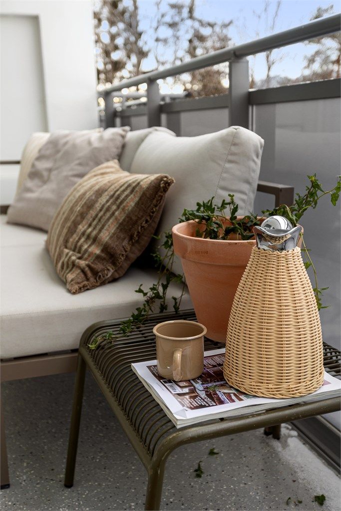 Balkongen har god plass til utemøbler, grill og beplantning, og gir gode muligheter for å skape en hyggelig uteplass. 