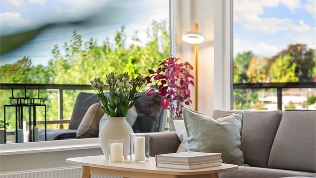 Sittegruppen er lyst og luftig plassert ved vindusflatene.