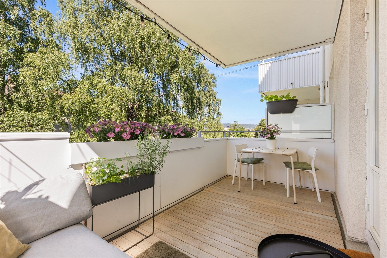 Den vestvendte balkongen har god plass til sittegruppe og fungerer som et ekstra rom i sommerhalvåret.