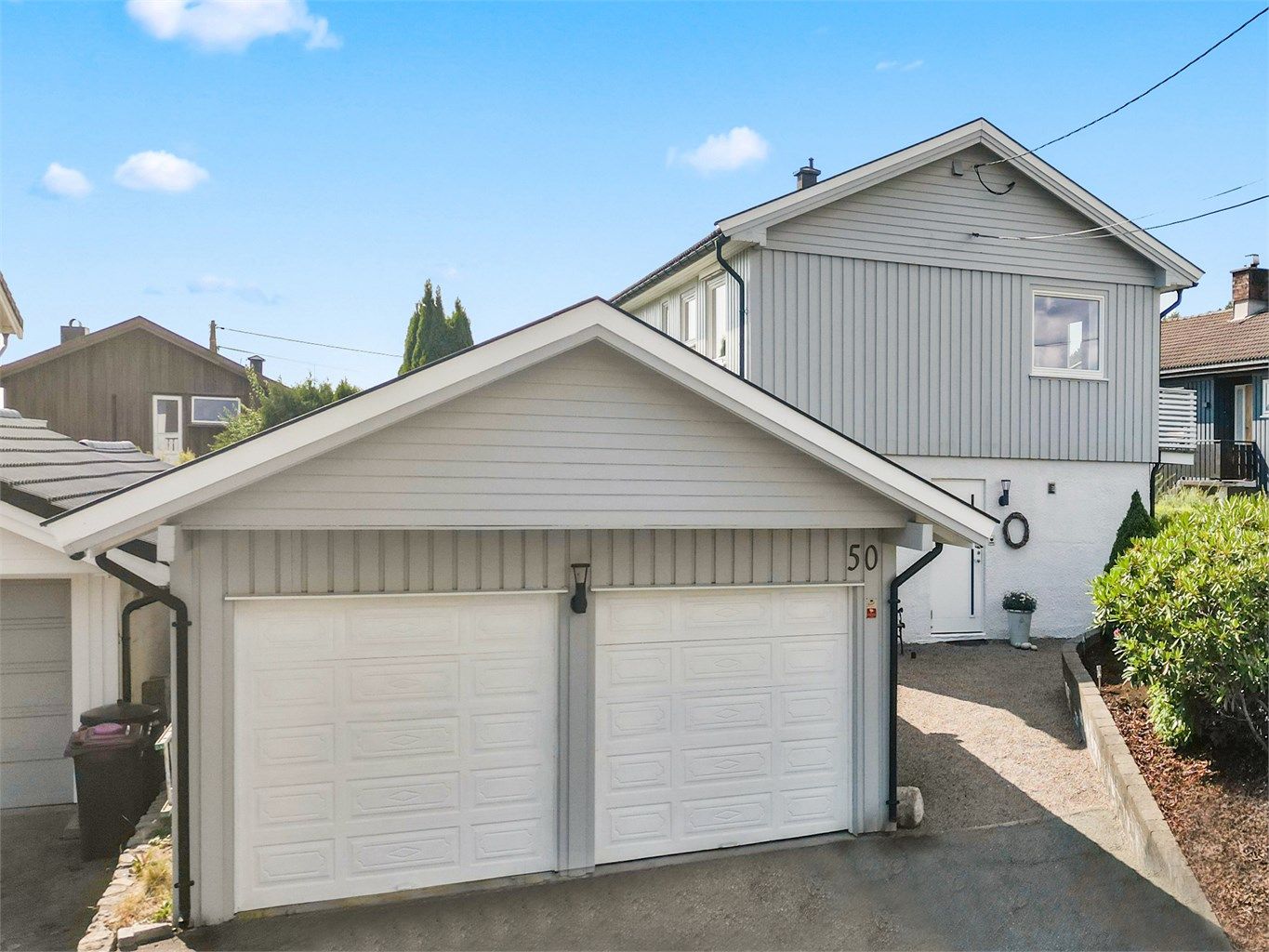 Dobbel garasje og asfaltert innkjørsel. Montert el-bil lader i 2022