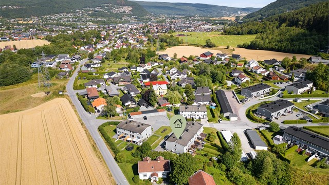 Ca. 5 min kjøring til Mjøndalen sentrum med buss, tog og flere servicetilbud.