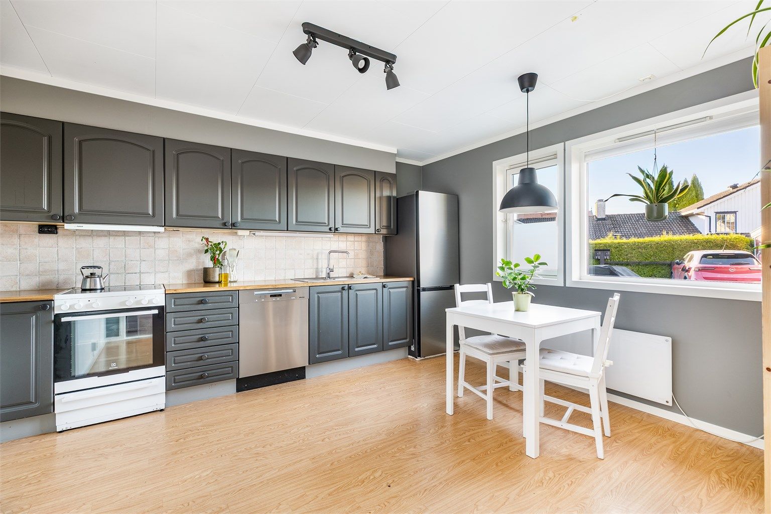 Kjøkkeninnredningen er fra byggeåret og noe brukspreget, men funksjonell. Lekkasjevarsler ble montert i 2023. Komfyr og oppvaskmaskin følger.