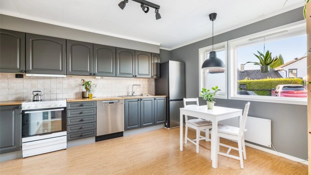 Kjøkkeninnredningen er fra byggeåret og noe brukspreget, men funksjonell. Lekkasjevarsler ble montert i 2023. Komfyr og oppvaskmaskin følger.