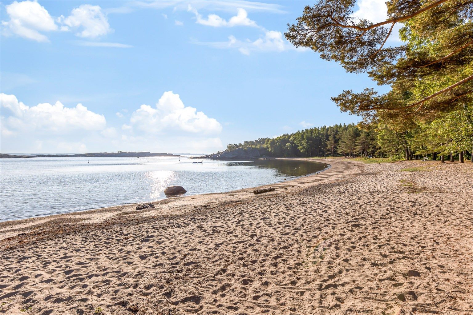 Yxney ligger på sørspissen av Østerøya i Sandefjord og fra p-plass tar det kun 10 minutter å spasere til stranden Nordre Trubervik.