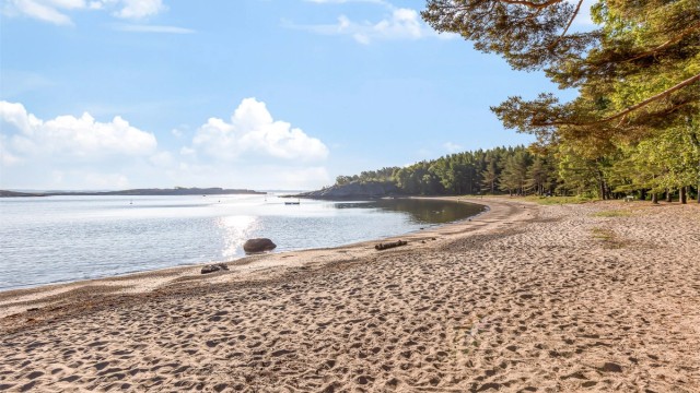 Yxney ligger på sørspissen av Østerøya i Sandefjord og fra p-plass tar det kun 10 minutter å spasere til stranden Nordre Trubervik.