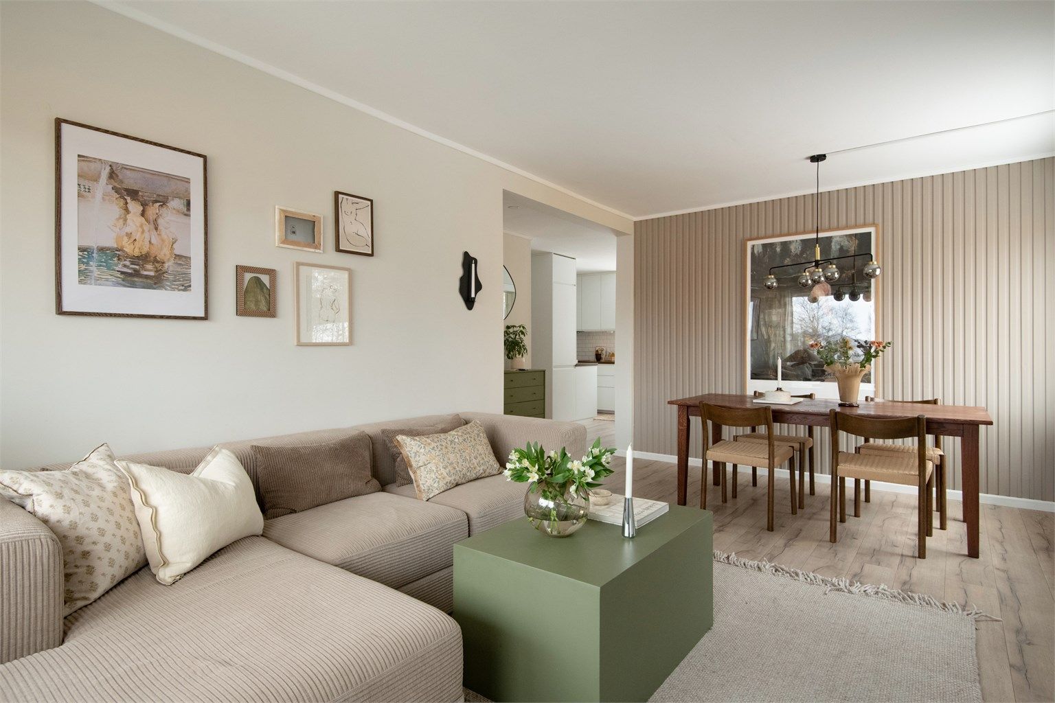 En moderne leilighet der fine farger og en innbydende balkong gir rom for både ro og hverdagsglede.