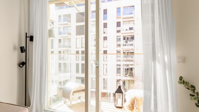 Store vindusflater og skyvedør til balkongen gir rikelig med naturlig lys og en god forbindelse til uterommet.