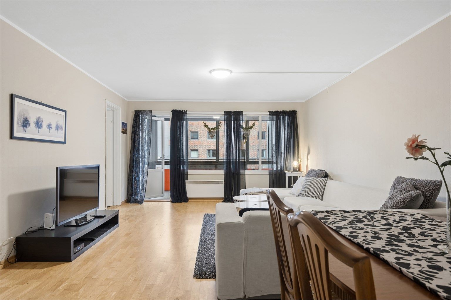 Leiligheten inneholder gang, to soverom, stue, kjøkken og bad, samt innglasset balkong på ca. 9 kvm med utgang fra stuen.