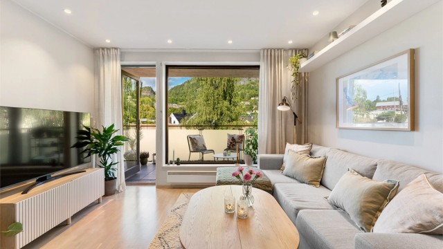 Fra stuen er det direkte utgang til en romslig, sørvendt balkong på 10 m².