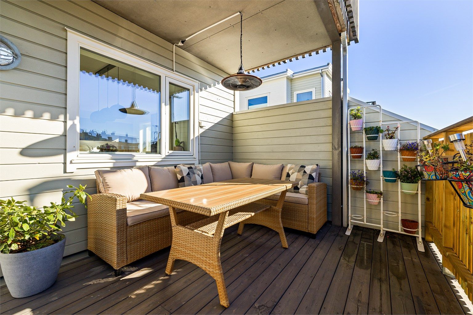 Under terrassen overbygg del er det lunt - et hyggelig å sitte ute på lyse sommerkvelder.