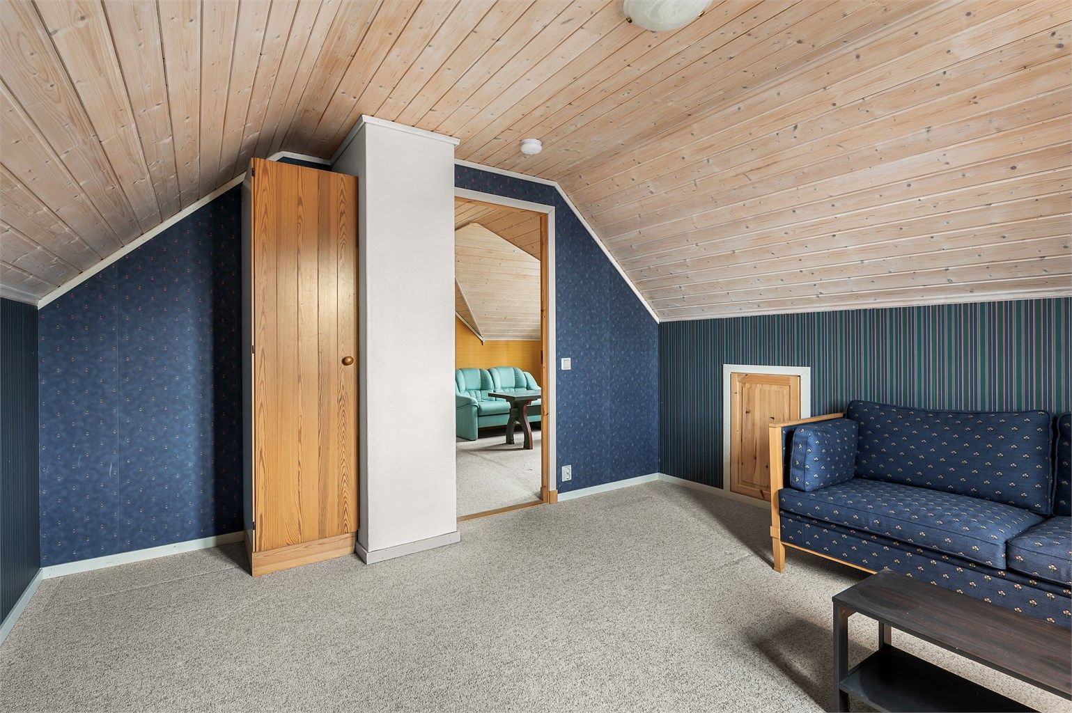 Soverom 2 er på 14 kvm og har god plass ti dobbeltseng av ønsket størrelse, nattbord og garderobeløsning. 