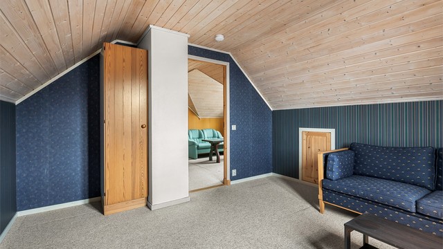 Soverom 2 er på 14 kvm og har god plass ti dobbeltseng av ønsket størrelse, nattbord og garderobeløsning.