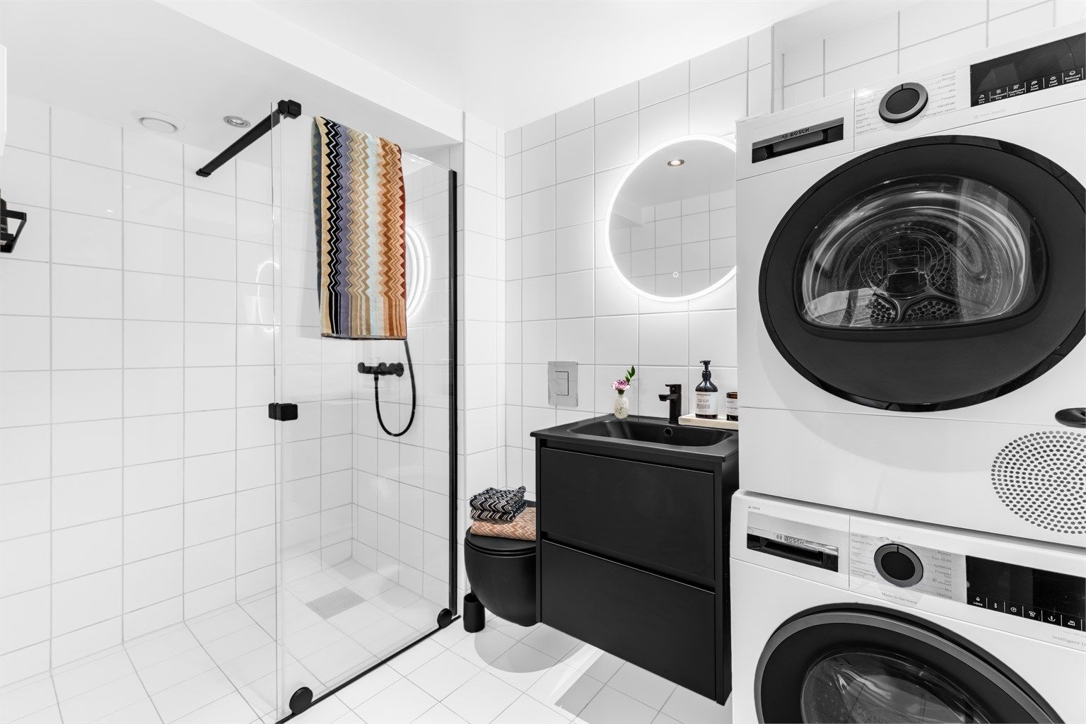 Lyst og delikat baderom fra 2009/2010 med hvite gulv- og veggfliser.