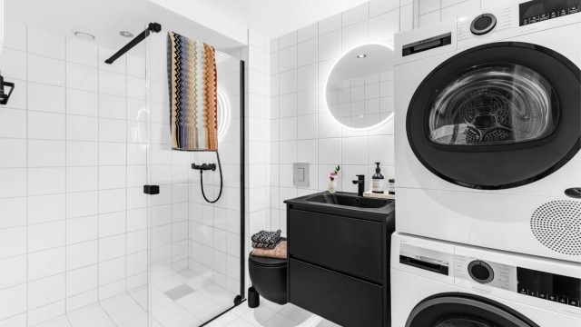 Lyst og delikat baderom fra 2009/2010 med hvite gulv- og veggfliser.