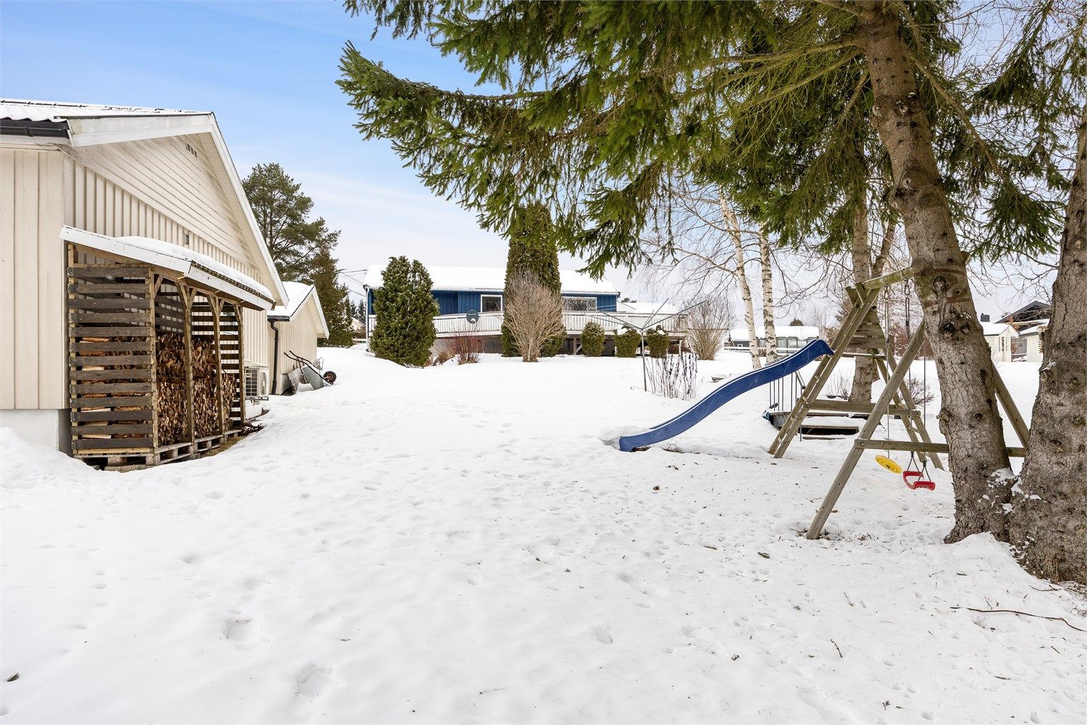 Tomten er opparbeidet med plen og gir kort vei til flott turterreng for hele familien.