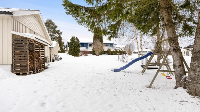 Tomten er opparbeidet med plen og gir kort vei til flott turterreng for hele familien.