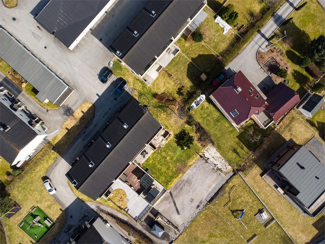 Oversikt over borettslaget og de grønne, luftige fellesarealene sett fra fugleperspektiv