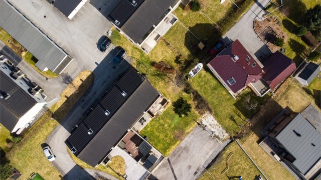 Oversikt over borettslaget og de grønne, luftige fellesarealene sett fra fugleperspektiv