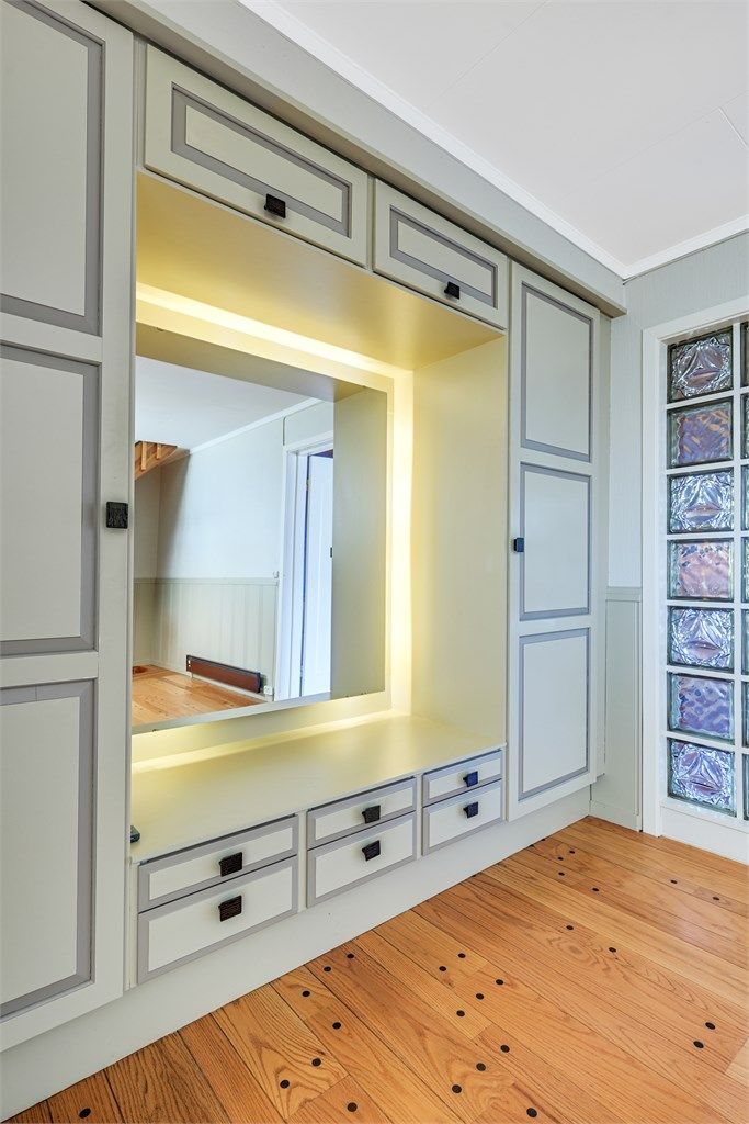 Den plassbygde garderoben gir rikelig med oppbevaringsplass i vindfanget.