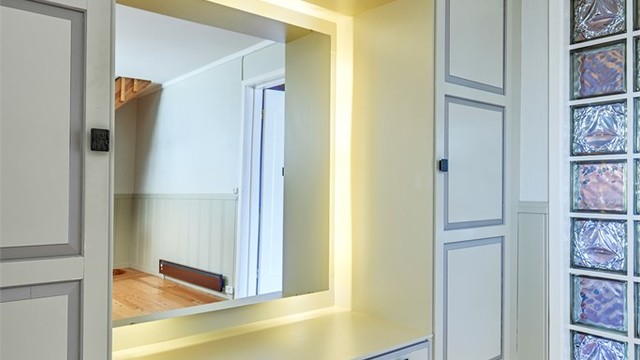 Den plassbygde garderoben gir rikelig med oppbevaringsplass i vindfanget.