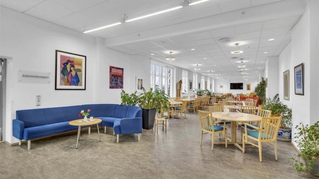 Seniorsenteret i samme bygg serverer middag hver dag, samt at de arrangerer en rekke aktiviteter, konserter og turer