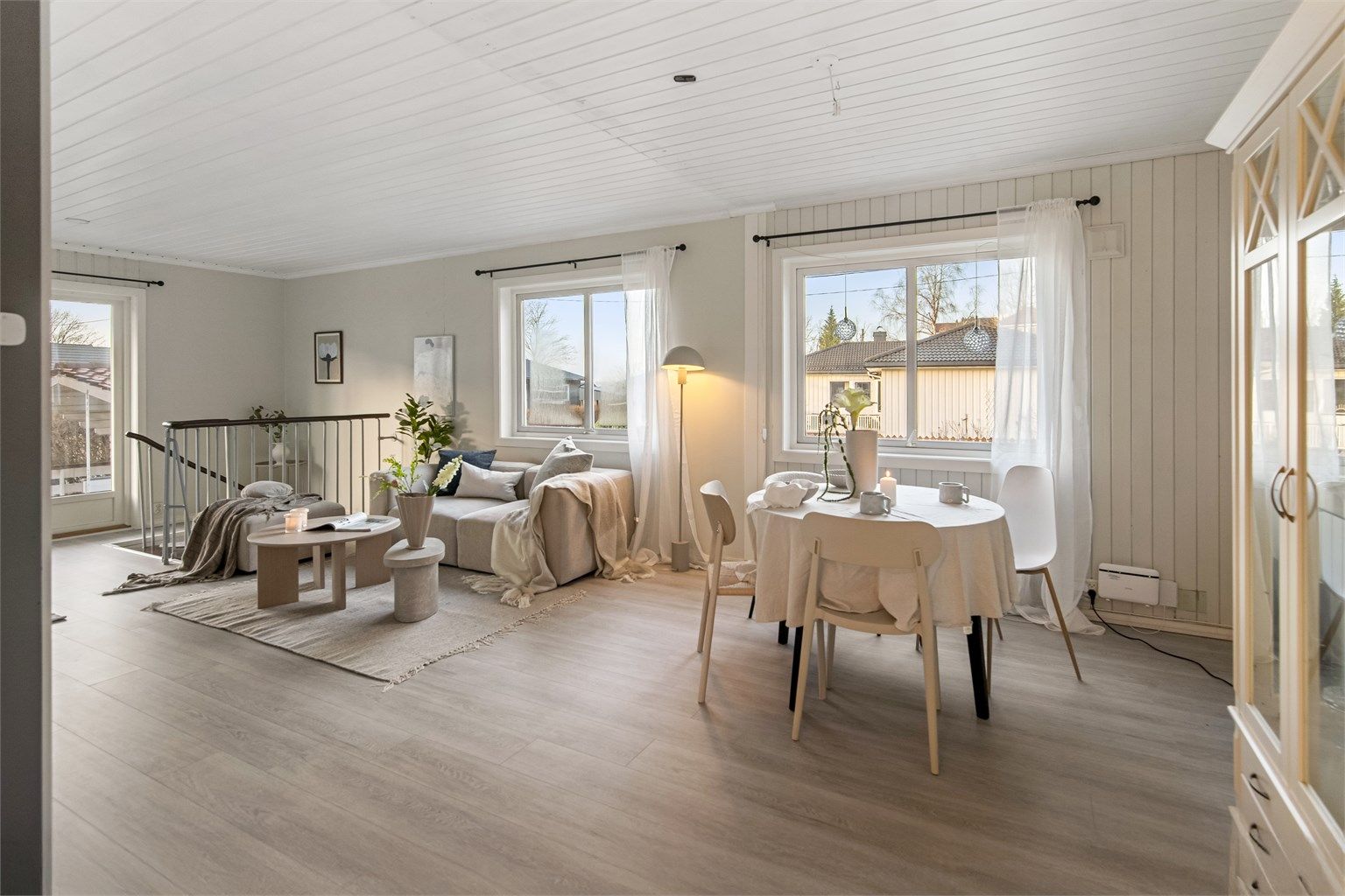 Lys innbydende stue med gode møbleringsmuligheter