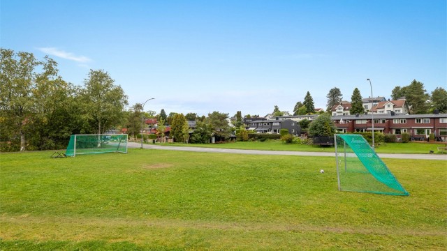Friarealet like utenfor boligen har en stor fotballbane