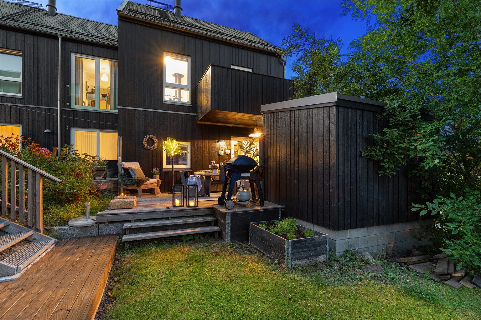 Usjenert og romslig terrasse på baksiden med tidlig ettermiddagssol.