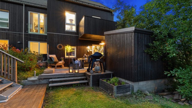 Usjenert og romslig terrasse på baksiden med tidlig ettermiddagssol.