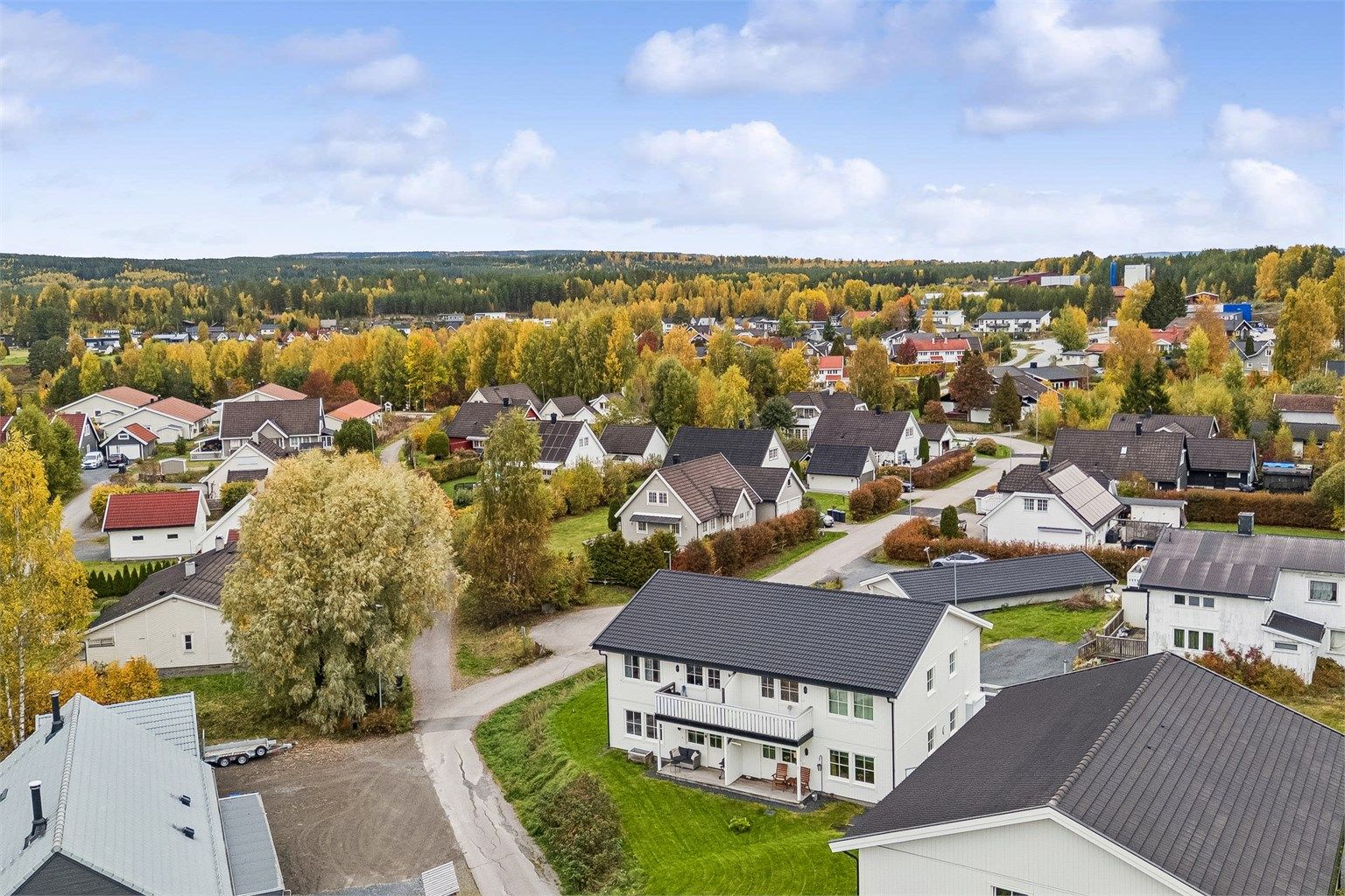 Boligen ligger i et trygt og etablert nabolag på Søbakken, med kort vei til både daglige gjøremål og fritidsaktiviteter.