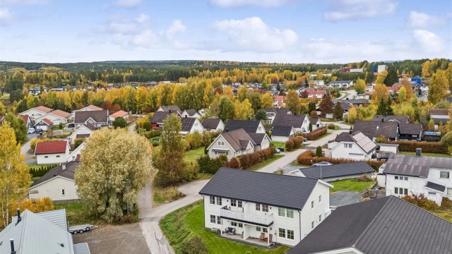 Boligen ligger i et trygt og etablert nabolag på Søbakken, med kort vei til både daglige gjøremål og fritidsaktiviteter.