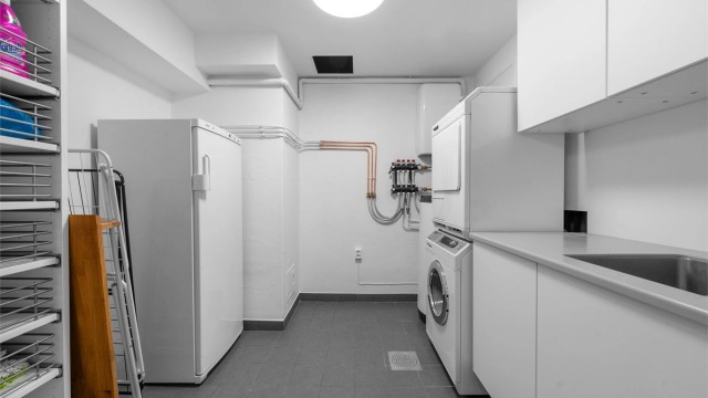 Praktisk vaskerom med god plass til både klesvask og oppbevaring. Varmtvannsberederen på 190L er plassert her.