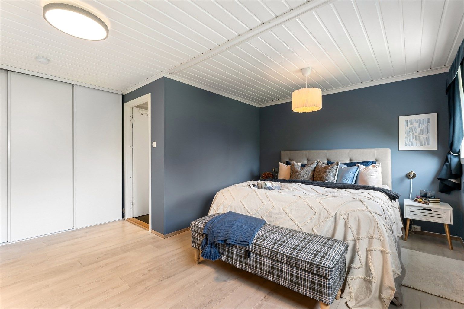 Soverommene har laminat på gulvene.