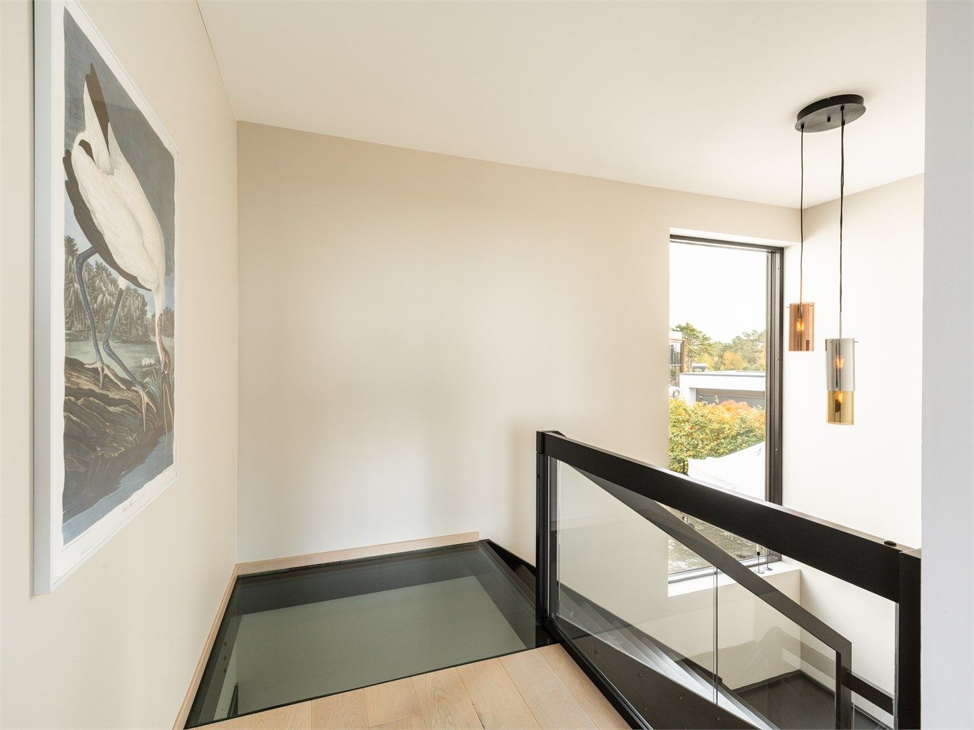 Trappen i boligens hoveddel, med glassfelt i gulvet øverst,  er i seg selv en studie verdig.