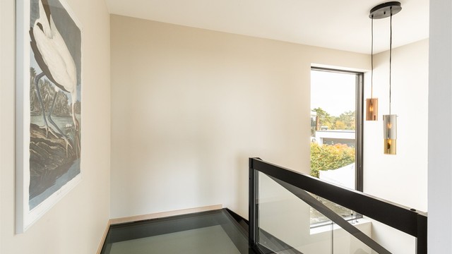 Trappen i boligens hoveddel, med glassfelt i gulvet øverst, er i seg selv en studie verdig.