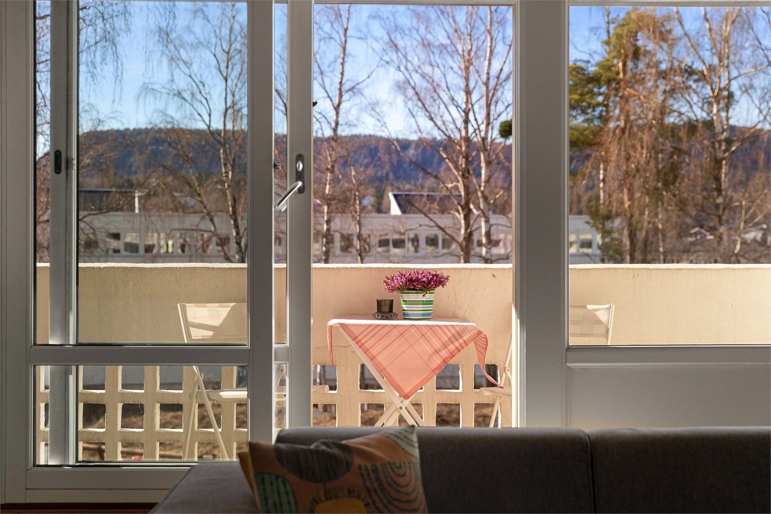 Leiligheten har to balkonger, en ved stuen og en ved soverommene