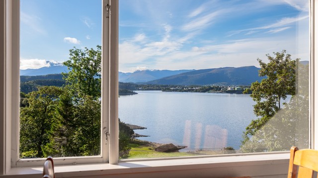 Fjordutsikten gir et skiftende panorama gjennom årstidene.